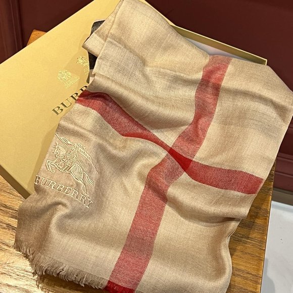 burberry classic diamond pattern scarf - Picture 4 of 9